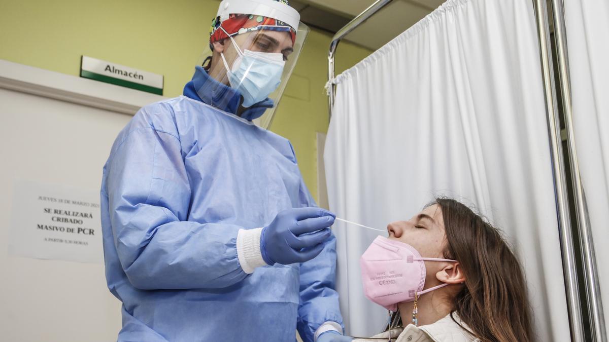 Un sanitario realiza una PCR a una ciudadana.