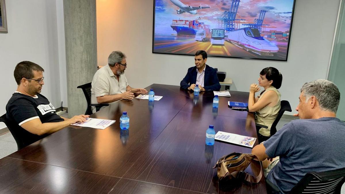 Díaz de Revenga en la reunión con la plataforma ‘Por el tren de Hellín’, ayer.