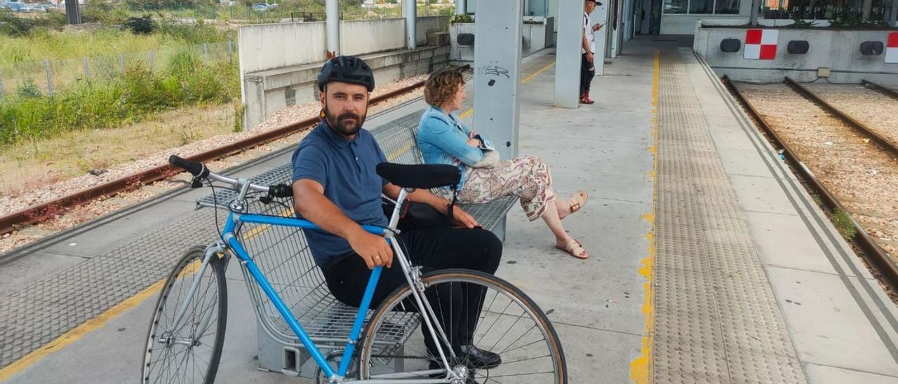 Pablo Álvarez, con su bici, espera el tren en Gijón. | Jairo Segurola