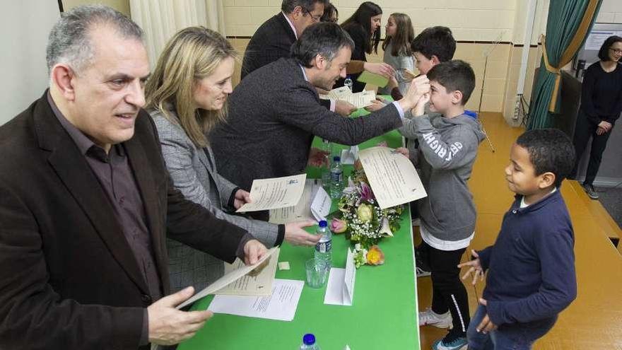 Alumnos del San Francisco Javier, ayer, en el acto de entrega de diplomas de la Tutoría Entre Iguais.