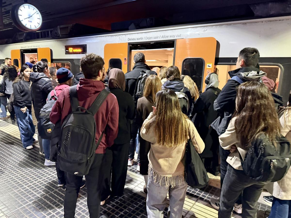 Usuaribiendo a un tren en la estación de FGC Sabadell-Plaça Major.