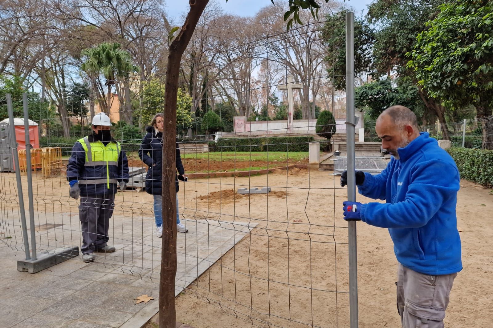 Comienzan los trabajos en el Parque Ribalta para retirar la cruz