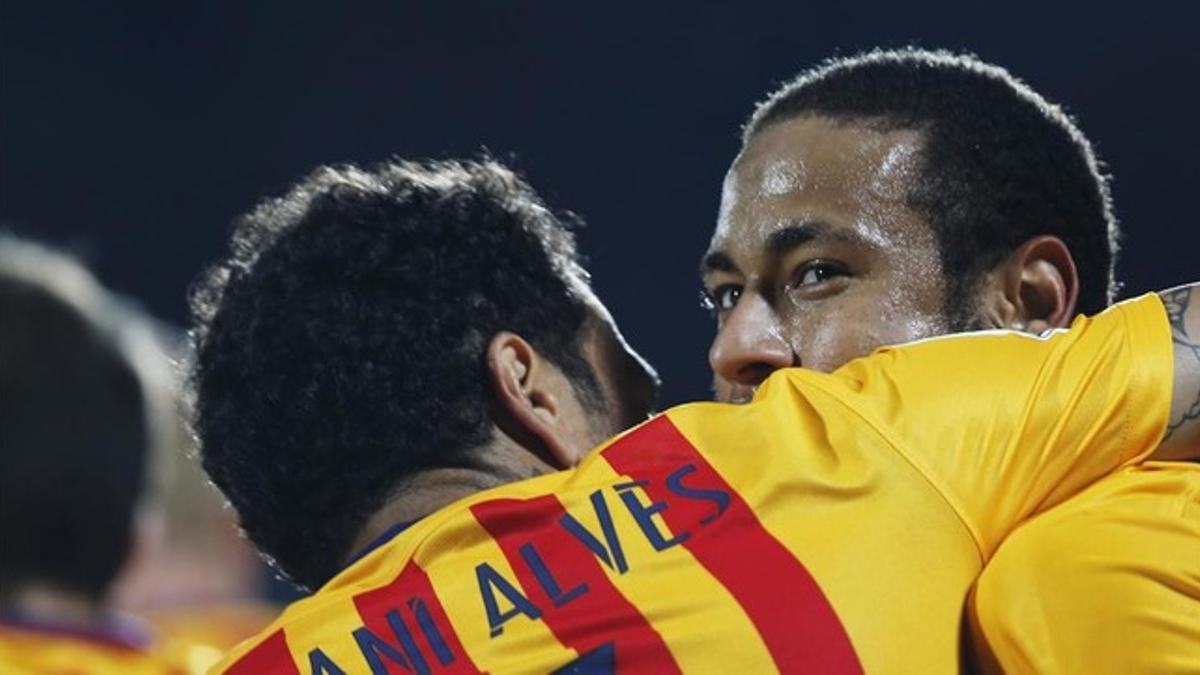 Alves abraza a Neymar tras marcar este el segundo gol del Barça en Getafe.