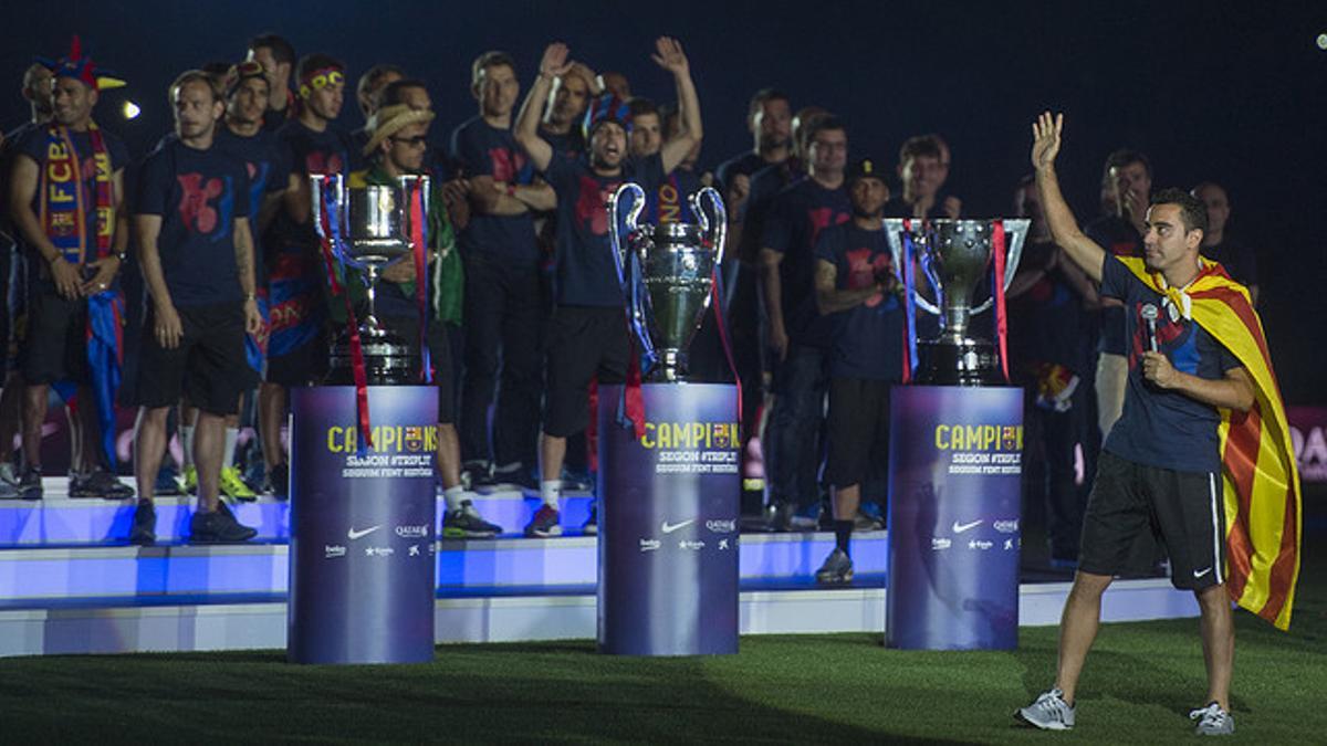 Xavi se dirige a la afición azulgrana durante la celebración del triplete en el Camp Nou
