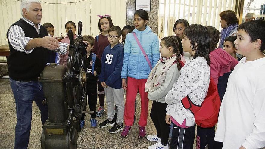 Alumnos del colegio de A Laxe, durante su visita al Museo do Mar. // S. Álvarez