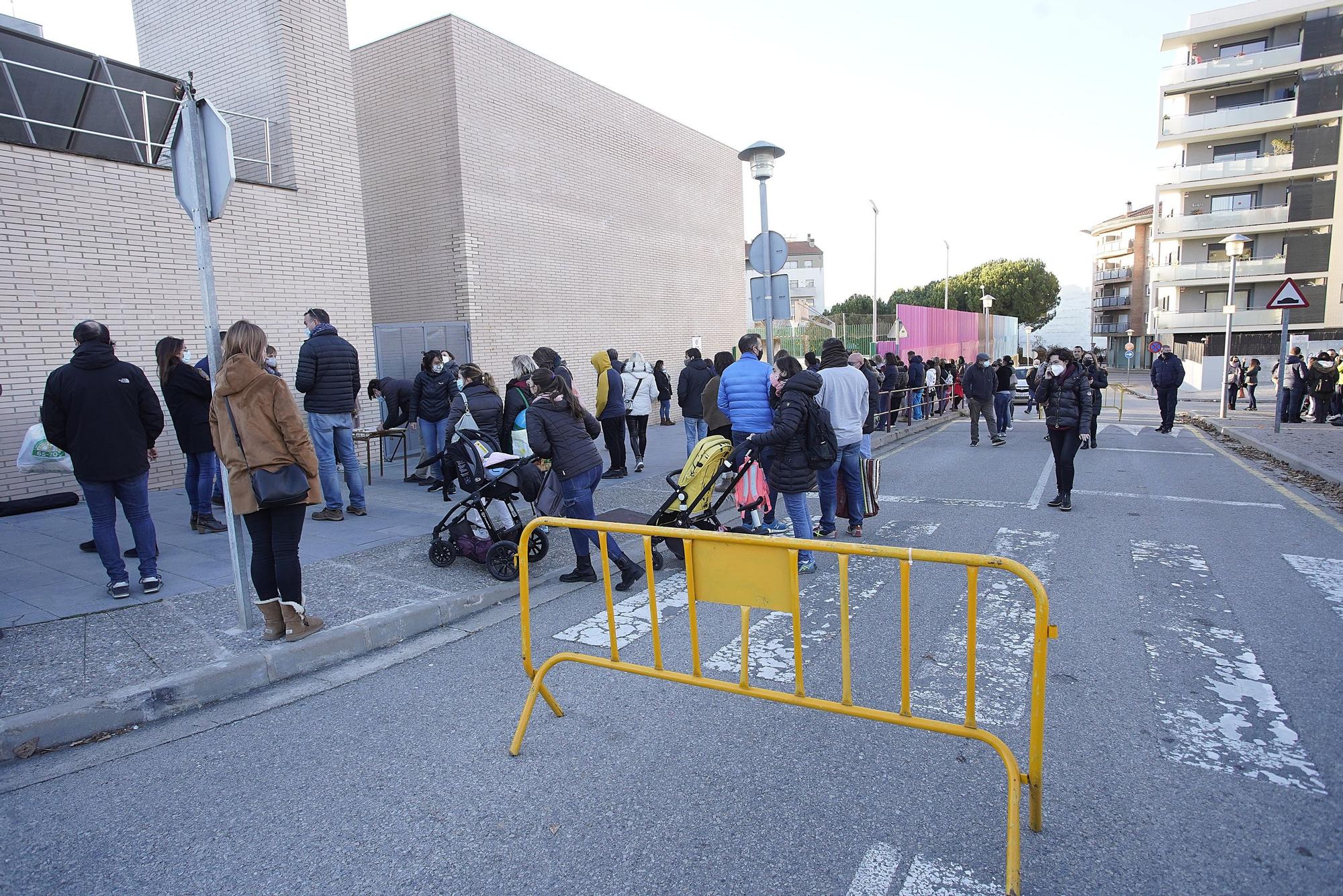 Recollida de firmes al Marta Mata per demanar un espai més segur pels infants