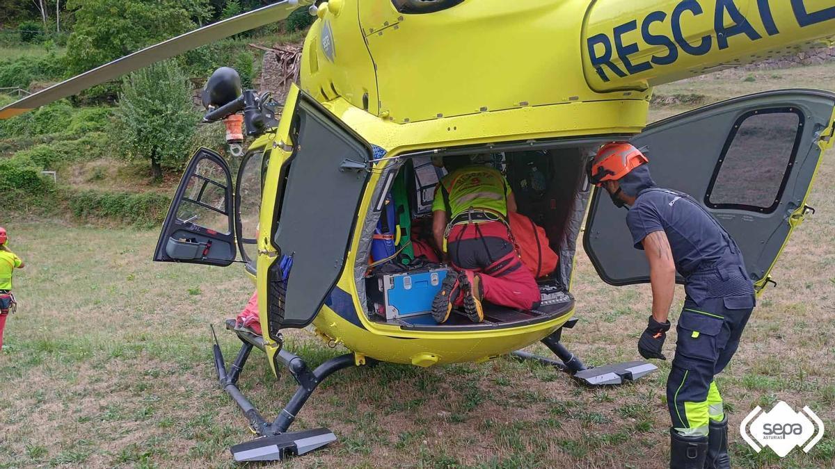 Un hombre resulta herido en Ponga tras caer a la orilla del río por un desnivel de unos cinco metros