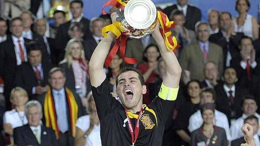 Iker Casillas levanta la Eurocopa 2008.