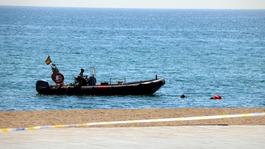 La llanxa motora que ha transportat la bomba.