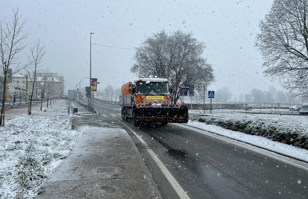 Una màquina llevaneu a circulant per l’N-260 al terme de la Seu d’Urgell