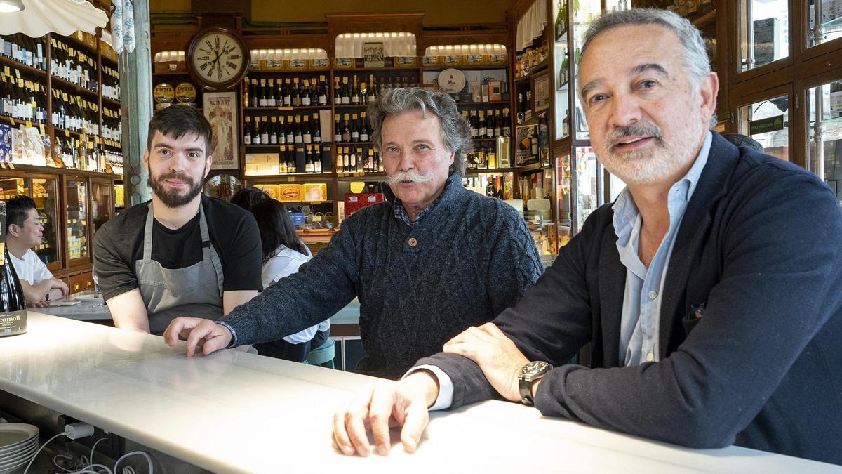 El cocinero Carles Puig, Joan Múrria y Ernest Pérez-Mas, en el Colmado Múrria.