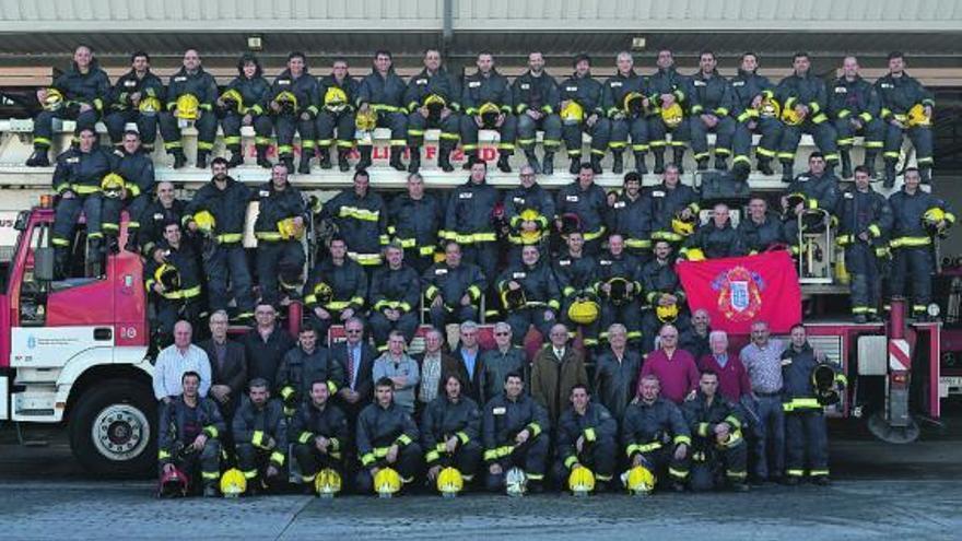 Efectivos del Cuerpo de Bomberos de A Coruña, el sábado, durante la celebración de su patrón. / la opinión