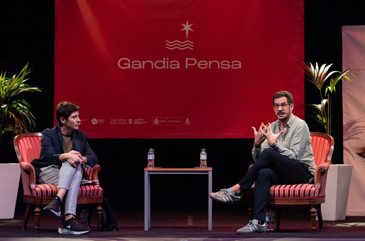 Un momento de la charla entre ambos.