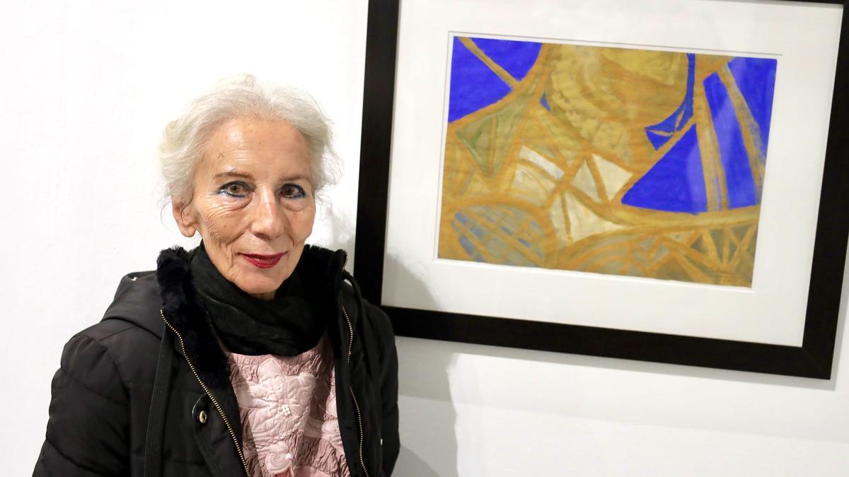 Teresa Ramón, este jueves con su obra 'Fragmento de palacio aragonés'.