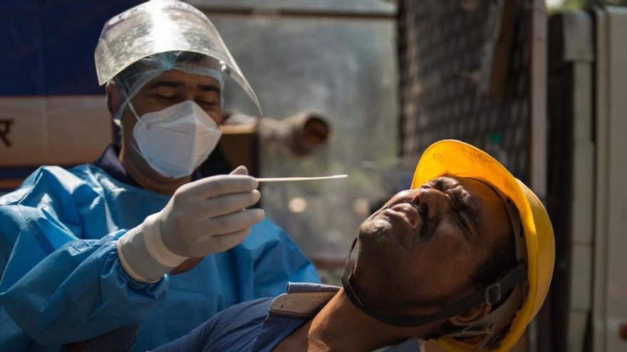 Un trabajador de la construcción se somete a una prueba de coronavirus en Nueva Delhi, India.