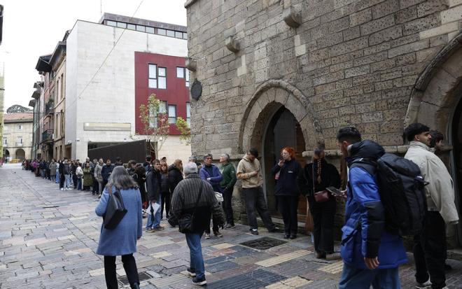 EN IMÁGENES: Colas para las últimas sillas de la Comida en la Calle de Avilés