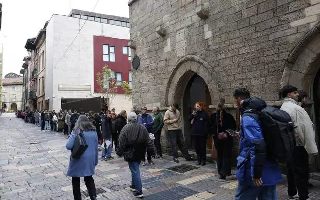 EN IMÁGENES: Colas para las últimas sillas de la Comida en la Calle de Avilés