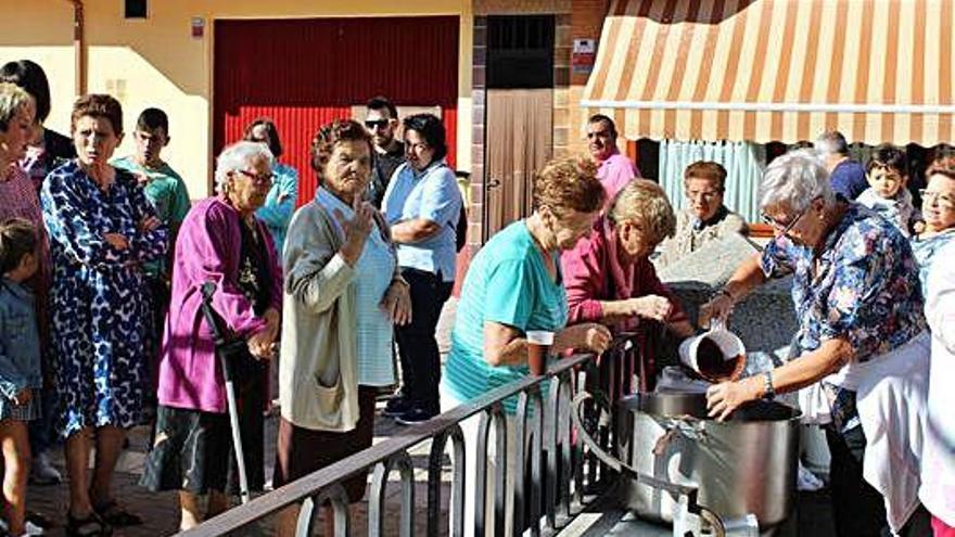 Decenas de personas hacen fila para recibir su chocolate con bollos.