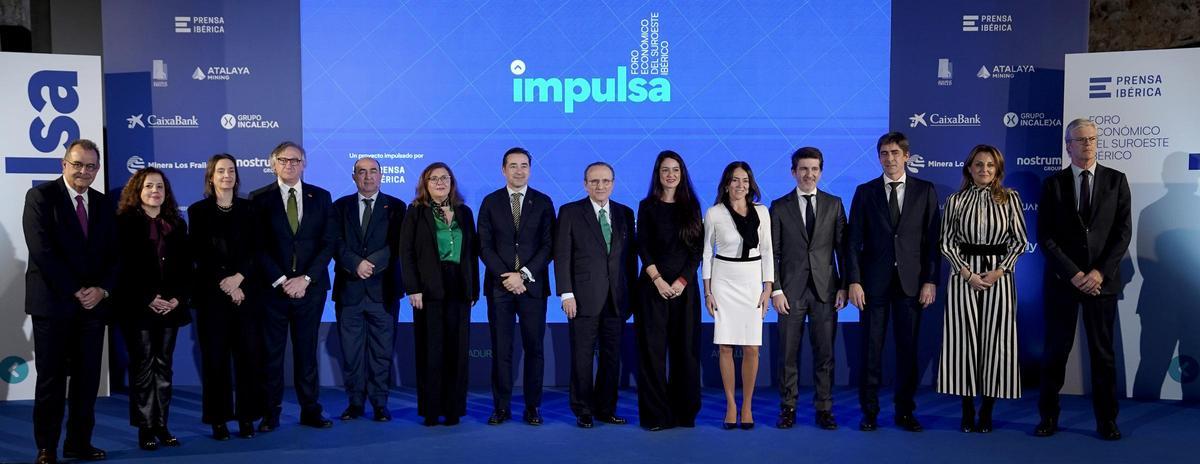 De izquierda a derecha, Albert Sáez, director general de Contenidos de Prensa Ibérica, Ascensión Martínez Romasanta, directora de La Crónica de Badajoz, Ana Mira, responsable de Proyectos Estratégicos en Prensa Ibérica, Antonio García Salas, coordinador de Sudoeste, Víctor Esteban, secretario general de la Fundación Correll, Marisol López del Estal, directora de El Periódico Extremadura, Miguel Ángel Mendiano, director general de Avante, Javier Moll, presidente de Prensa Ibérica, Sara Hernández del Olmo, secretaria general de Movilidad Sostenible del Ministerio de Transportes, María Ortiz, directora general de Prensa Ibérica en Extremadura, Sergi Guillot, director general de Prensa Ibérica, Andrés Sánchez, director general de Prensa Ibérica en Comunidad Valenciana, Murcia y Andalucía, Lidia Curto, directora de Asuntos Públicos y Comunicación de Nostrum Group y Martí Saballs, director de Informacióin Económica de Prensa Ibérica.