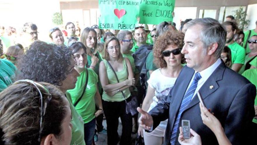 Vicent Serra habla con docentes en la sede de la UIB.