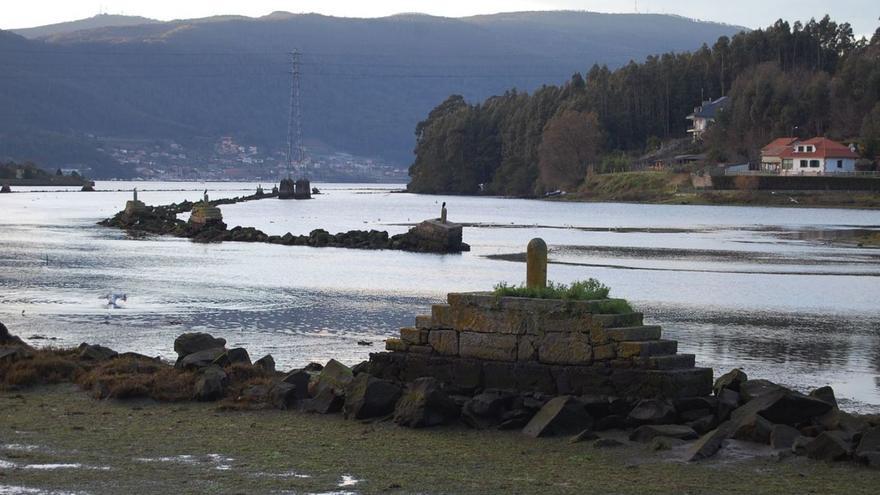 El colectivo Alén Nós defiende el valor histórico del canal de piedra de A Marisma