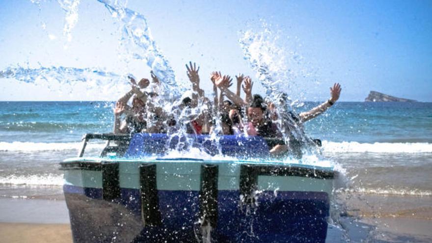 El parque temático rueda un spot en la misma orilla del mar ante la expectación de cientos de turistas