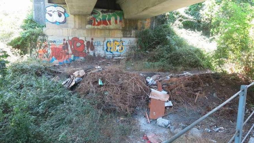 El basurero ilegal bajo el puente de Marianes.