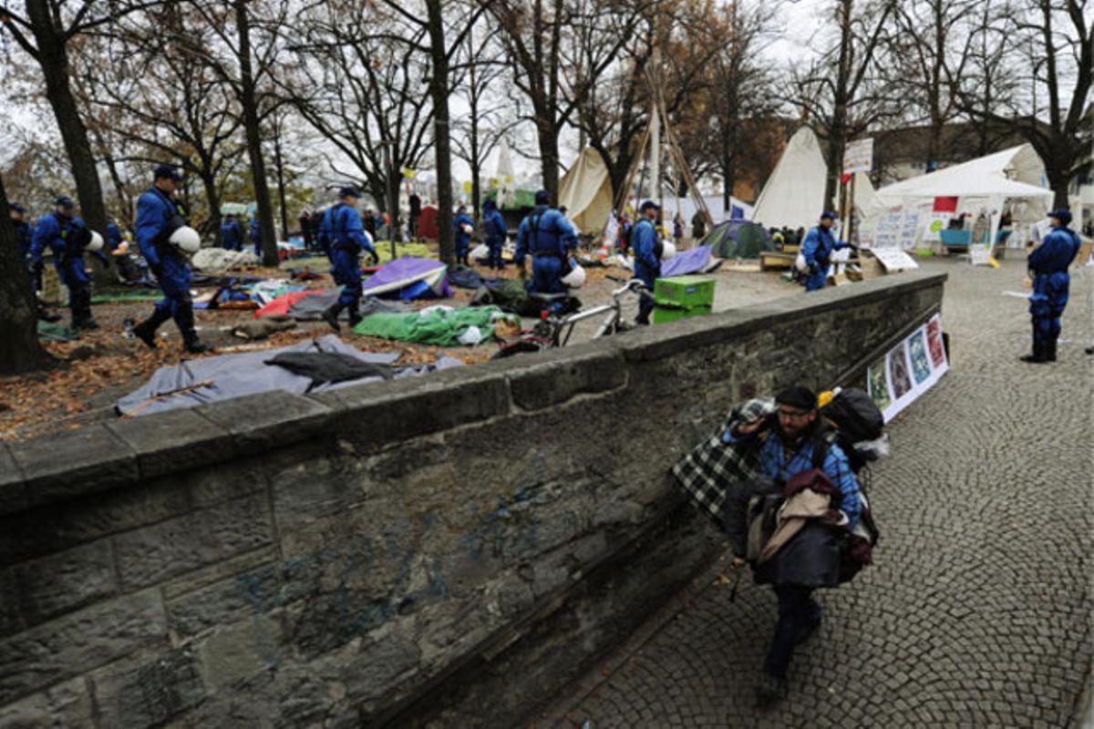 La policia aixeca el campament del moviment Ocupa Paradeplatz de la plaça Lindenhof a Zuric (Suïssa).