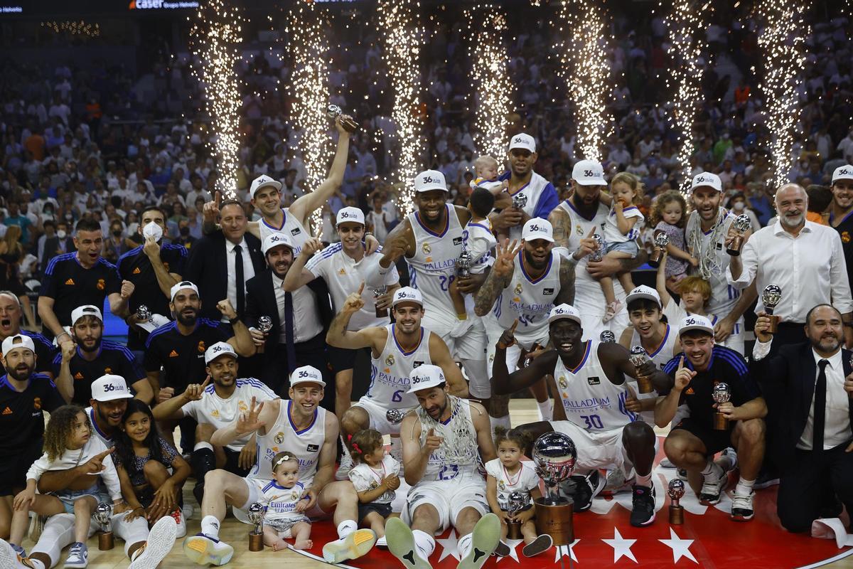 MADRID, 19/06/2022.- Los jugadores del Real Madrid celebran la consecución del título de la Liga Endesa tras vencer al Barça en el cuarto encuentro que han disputado hoy domingo en el WiZink Center de Madrid. EFE/Sergio Pérez.