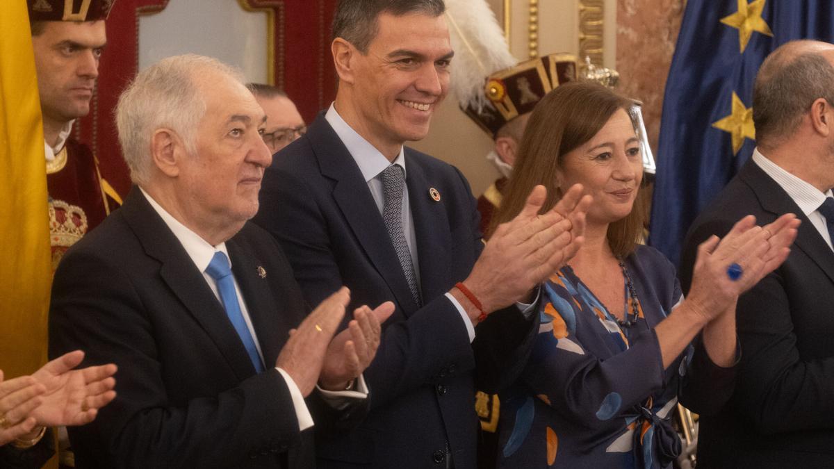 El presidente del Tribunal Constitucional, Cándido Conde-Pumpido, el presidente del Congreso, Pedro Sánchez, y la presidenta del Congreso, Francina Armengol, durante el acto institucional por el Día de la Constitución, en el Congreso de los Diputados, a 6 de diciembre de 2024, en Madrid (España).