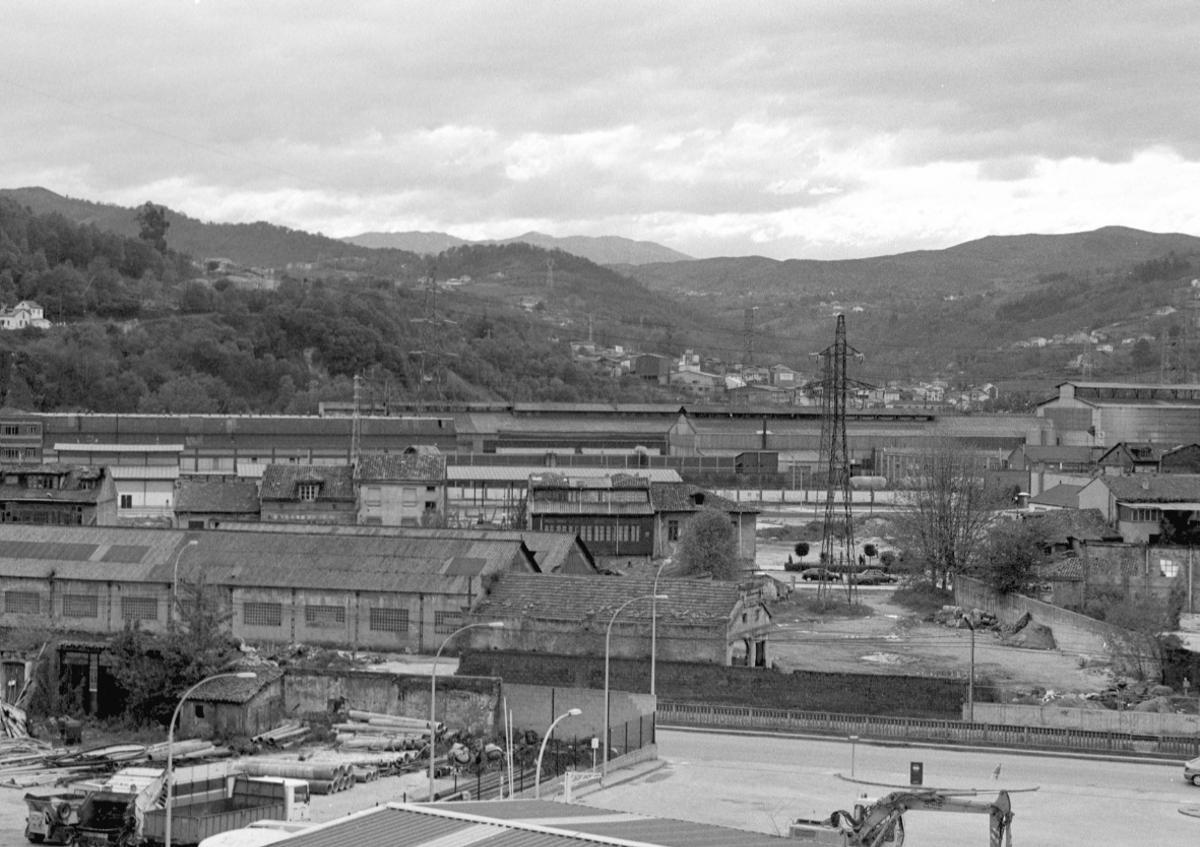 El entorno de Langreo Centro, en 1999, cuando no se habían demolido parte de las casas y las factorías.