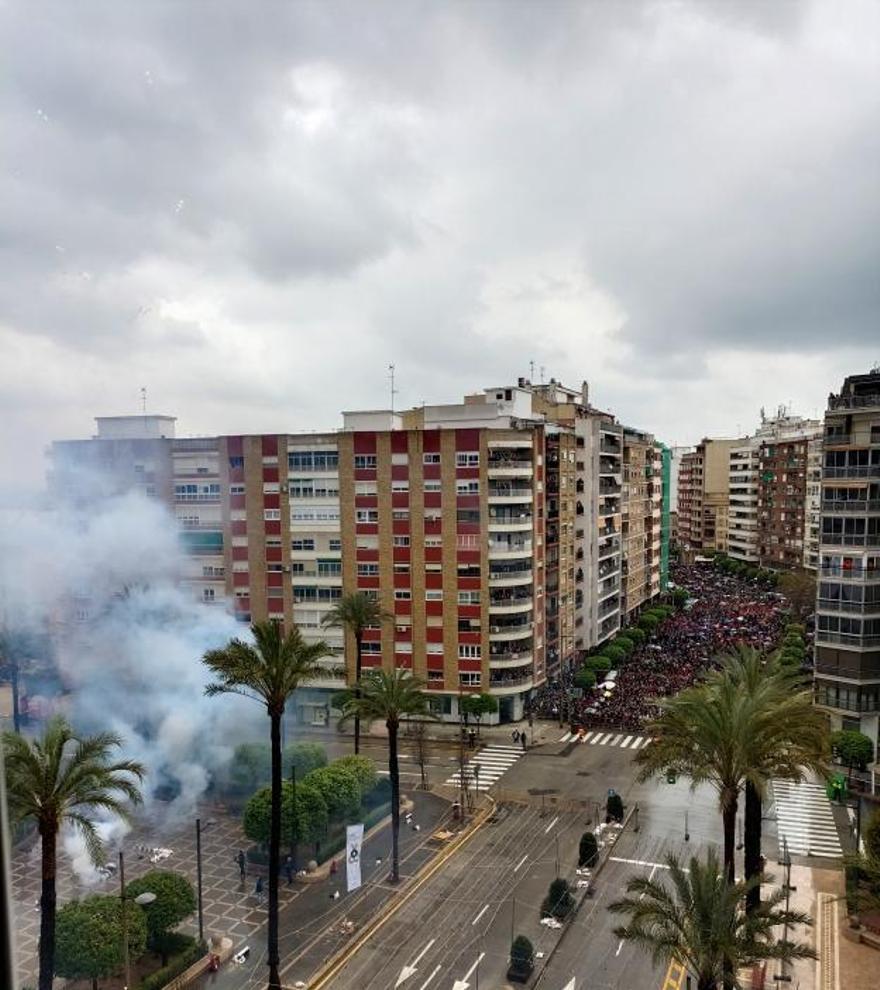 La mascletà de Alzira se confirma como cita ineludible de las fiestas incluso cuando la lluvia amenaza el espectáculo