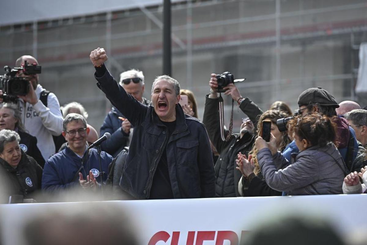 El eurodiputado José Cepeda durante la protesta convocada por la plataforma PararLaGuerra este sábado en Madrid en la que miles de personas han reclamando parar la guerra en Irán junto a personalidades del mundo de la cultura y de la política, en una iniciativa respaldada por más de 200 asociaciones bajo el lema "Hay que parar la guerra en Oriente Medio. No olvidar Gaza".