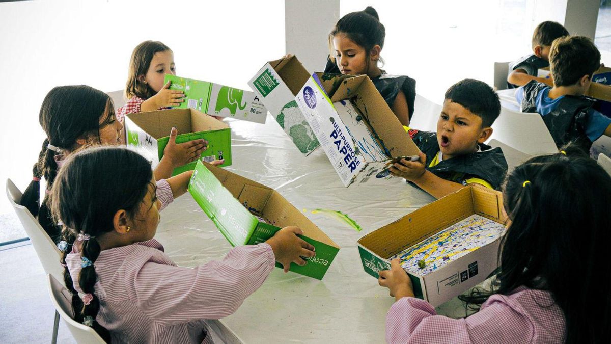 Niños de entre 3 y 6 años experimentan con la pintura en el museo Marco.