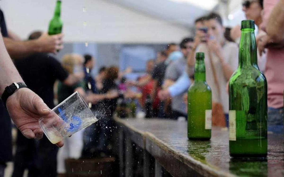Los 15 productores presentes escanciaron 2.000 litros de sidra. // Bernabé/Javier Lalín