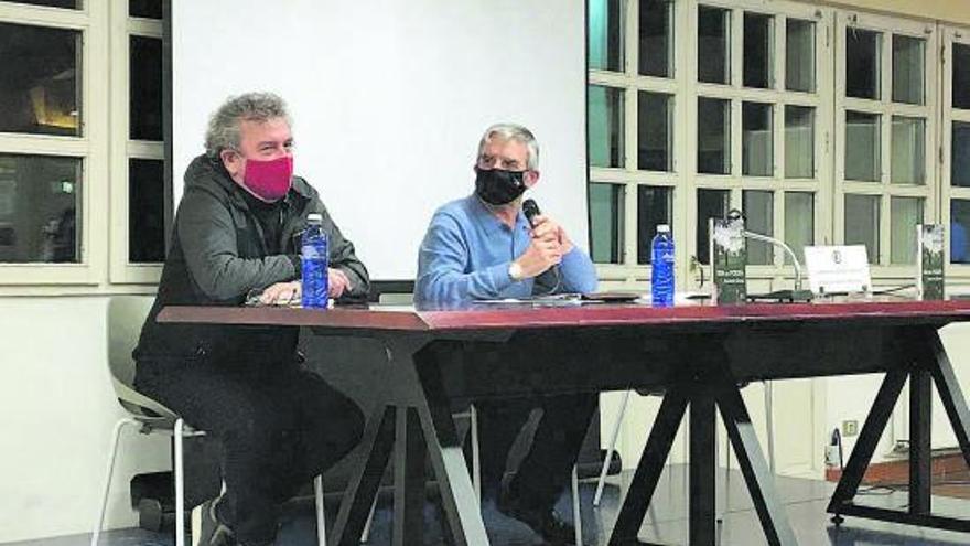 El escritor zamorano, junto a Seve Calleja (izquierda), durante la presentación del libro en Bilbao.