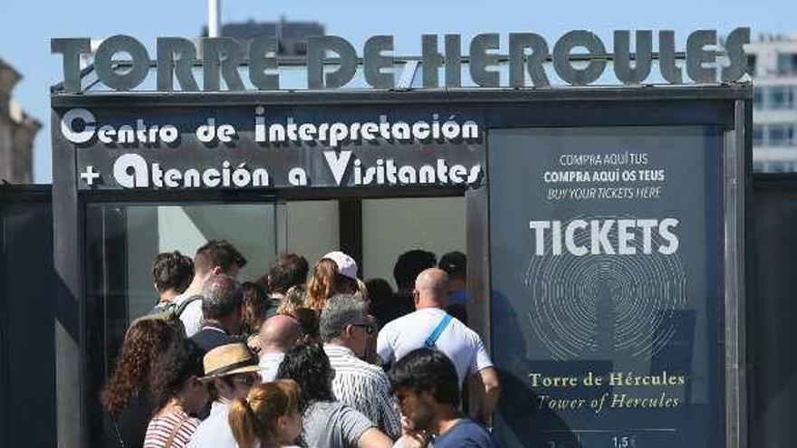 Visitantes, el miércoles, en el centro de interpretación de la Torre.