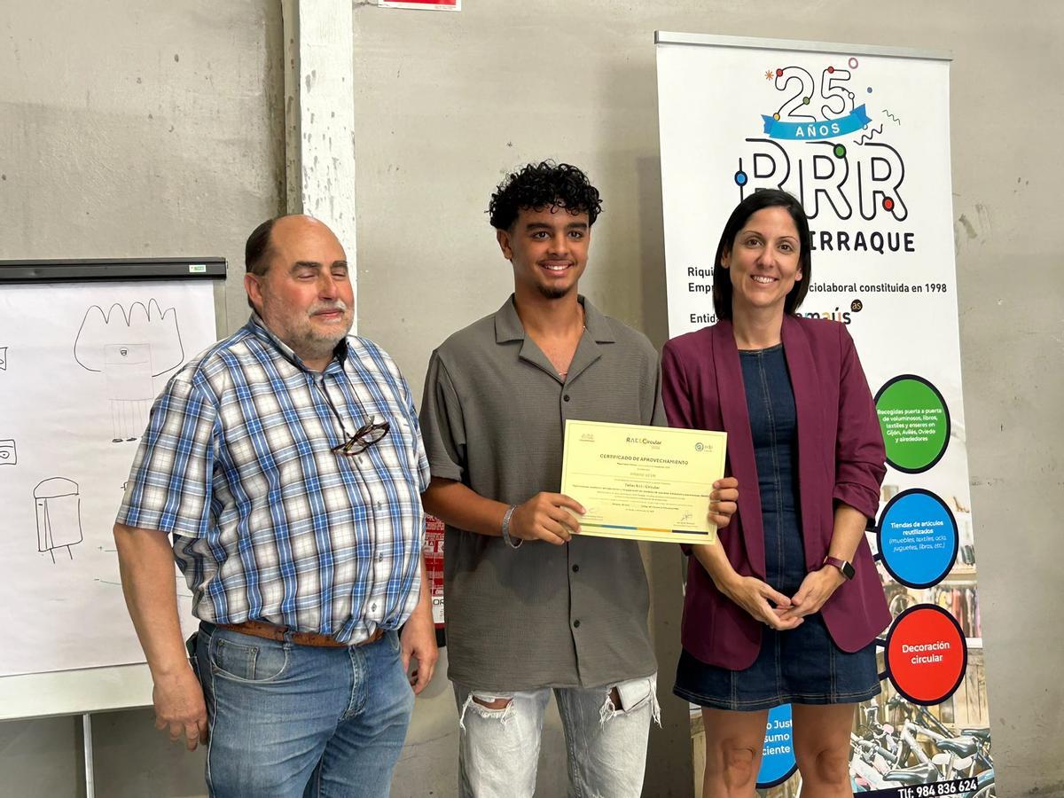 EN IMÁGENES: El pionero taller de Riquirraque en Castrillón celebra su primera promoción de graduados