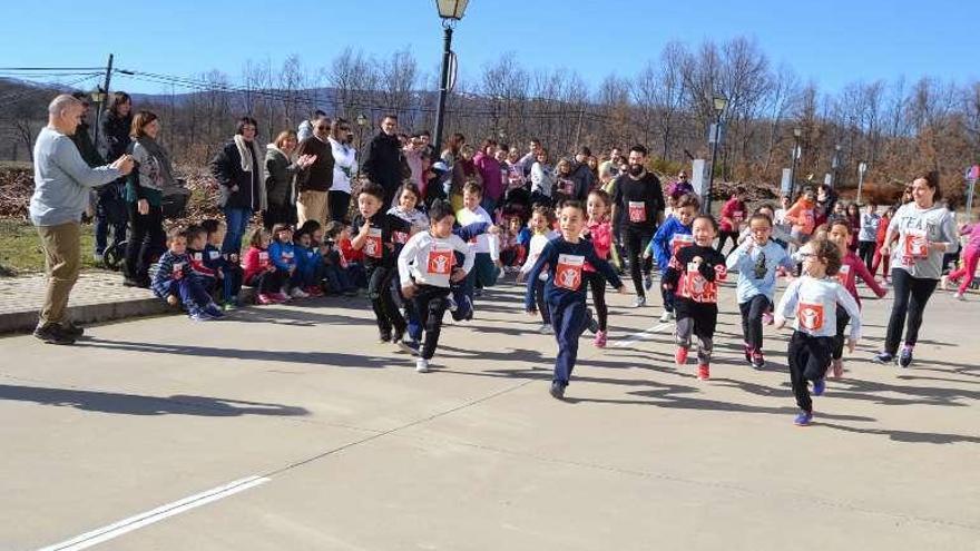 Los niños disfrutan de la carrera organizada por el colegio Monte Gándara de El Puente con motivo del Día de la Paz.