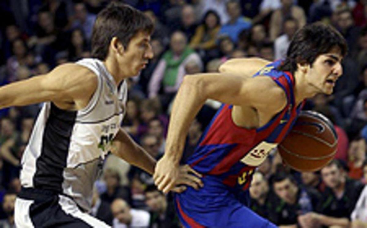 Ricky Rubio conduce el balón ante la presión ejercida por el jugador del DKV Joventut Kristaps Valters.