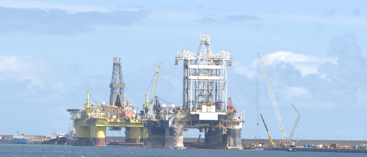 Una plataforma petrolífera en el Puerto de la Luz y Las Palmas.