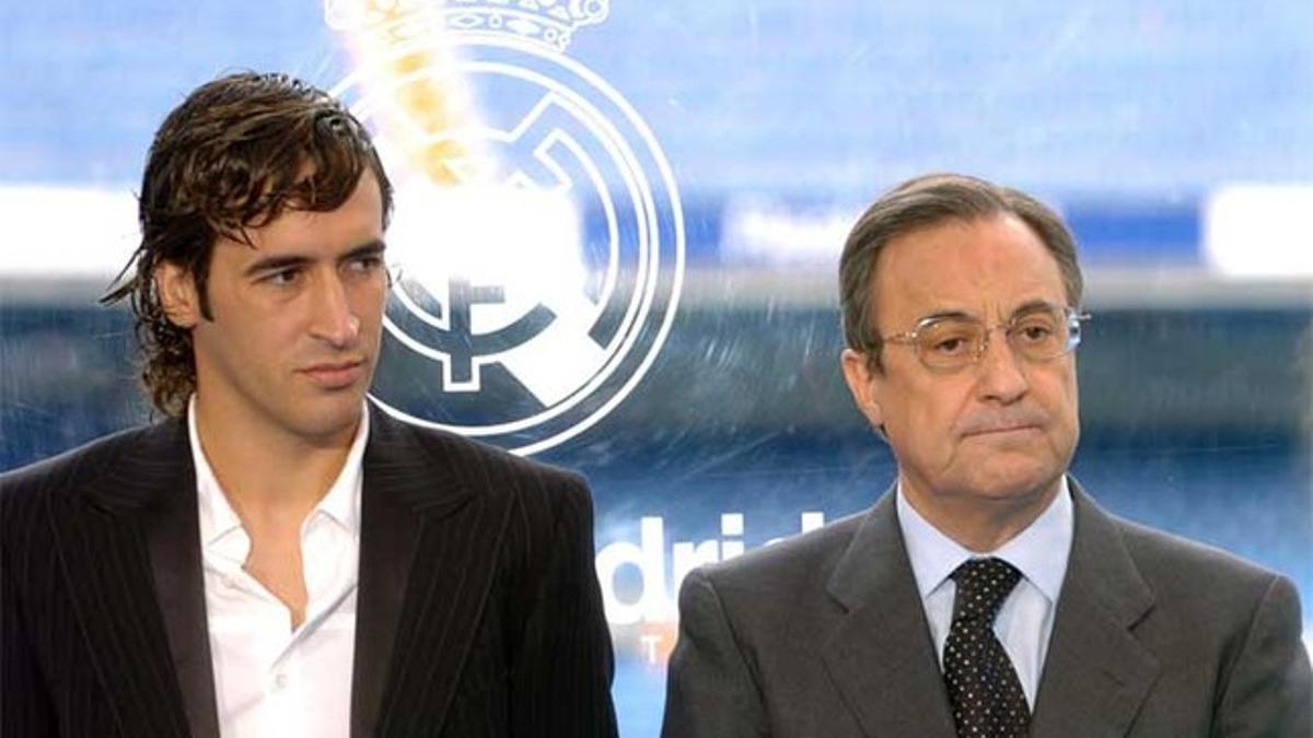 Raúl González y Florentino Pérez en una imagen de 2004