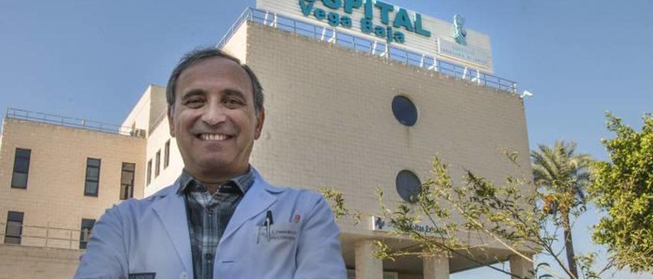 El nuevo gerente del Hospital Vega Baja y del Departamento de Salud de Orihuela frente a las instalaciones hospitalarias.