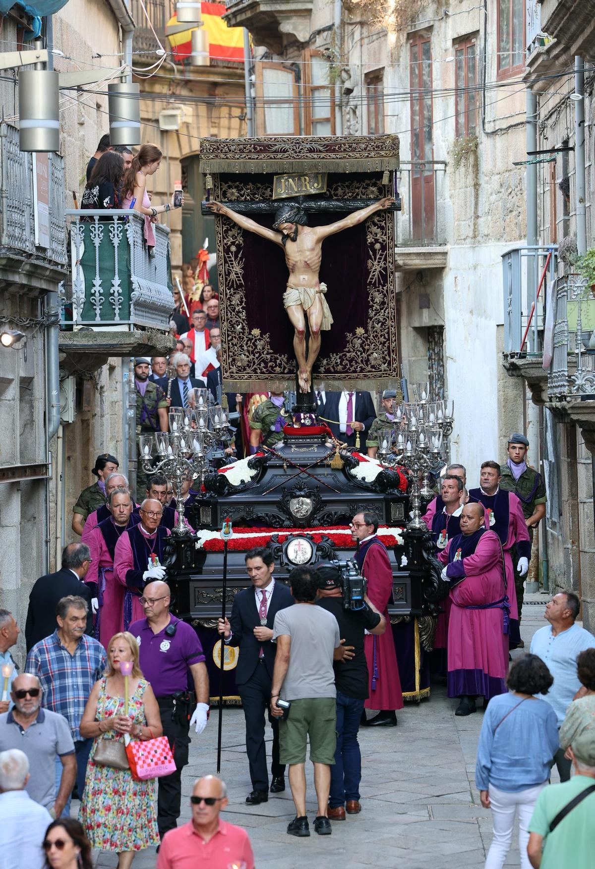 Multitudinaria devoción por el Cristo de la Victoria en Vigo