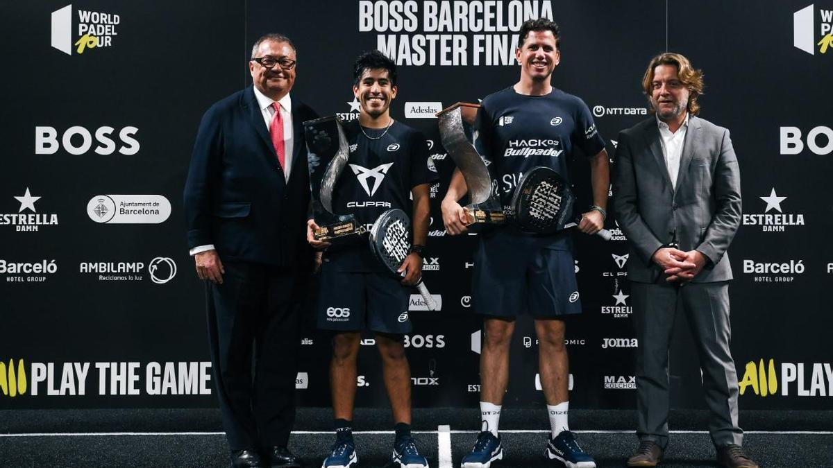Chingotto (izquierda) y Navarro posan con el trofeo de campeones del Barcelona Master