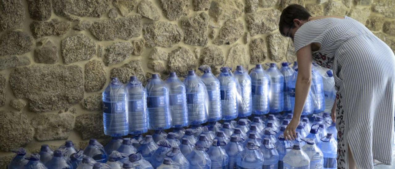 El Concello de Ribadavia reparte garrafas de agua entre sus vecinos.