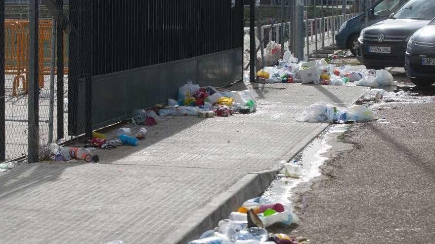 Las aceras del Ruta de la Plata, llenas de botellas y plásticos.