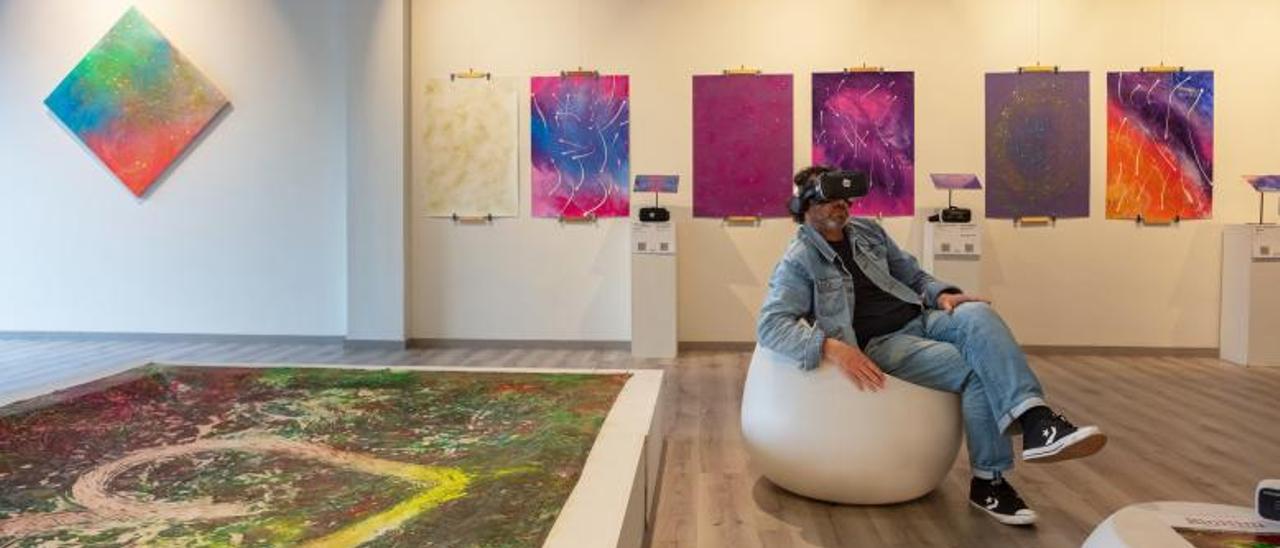 Elohim observa sus obras
 con gafas de realidad virtual.   | // AQUILINO VALIÑO