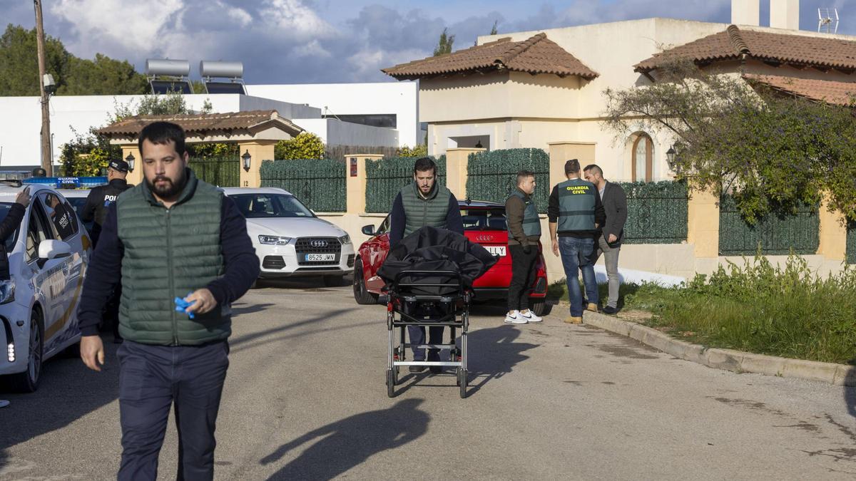 Traslado del cadáver del hombre hallado el sábado en el Torrent de Coanegra.