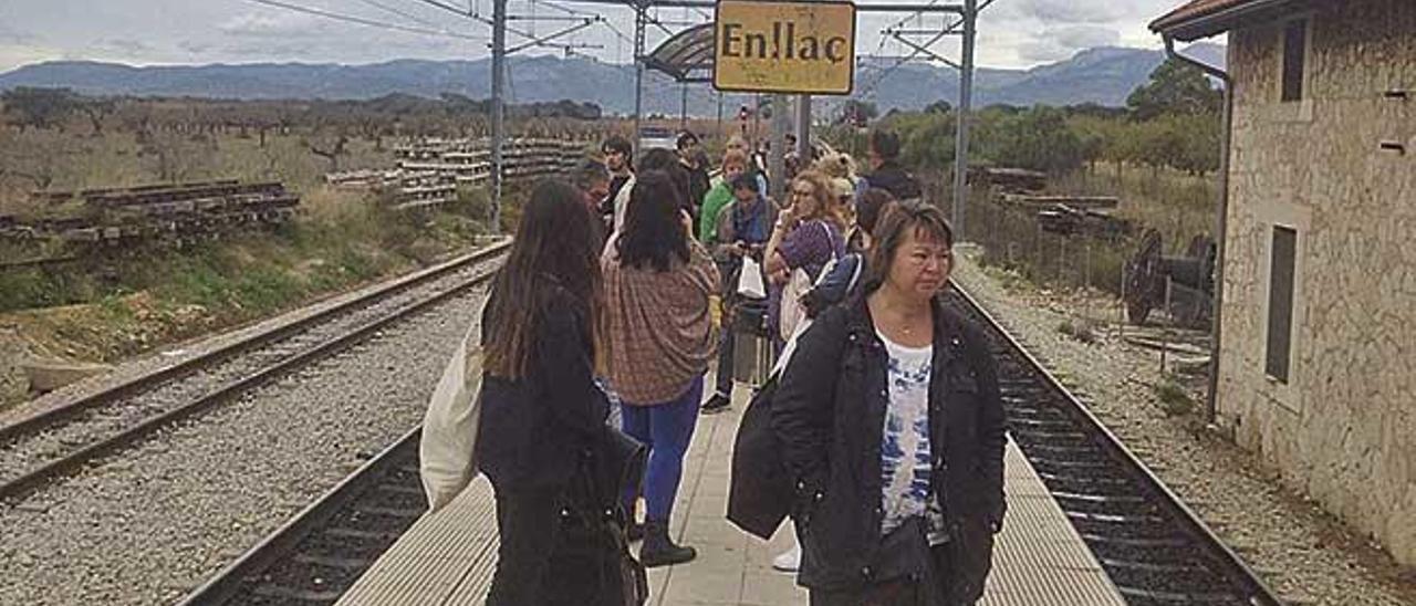 Usuarios esperan la llegada del tren en la estación de Enllaç, ubicada en el municipio de Inca.